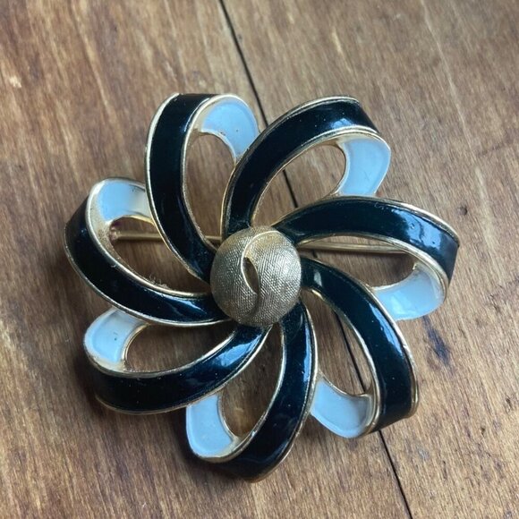 Crown Trifari Vintage Flower Brooch Pin Black White Enamel Pinwheel Gold Tone - Picture 2 of 7